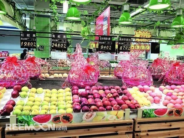 姹紫嫣紅的五月，既是時(shí)令鮮果陸續(xù)上市的節(jié)點(diǎn)，也是一些水果青黃不接的時(shí)候，但無論是什么水果，人們的需求總是很大。然而愛吃水果的市民會(huì)發(fā)現(xiàn)，這兩個(gè)月以來，許多水果價(jià)格高漲，像優(yōu)質(zhì)蘋果，一個(gè)價(jià)格都抵得上去年一市斤的售價(jià)了，連最普通的橘子、梨，價(jià)格都居高不下。價(jià)格飆升，市民直呼“吃不起”不少水果零售價(jià)格均比